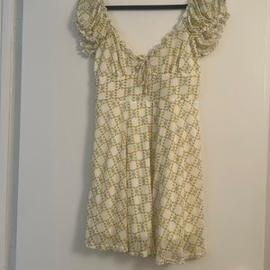 White and yellow floral mini